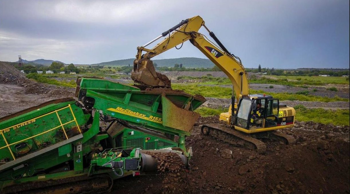 Cat 320D excavator feeding a McCloskey R155 screen